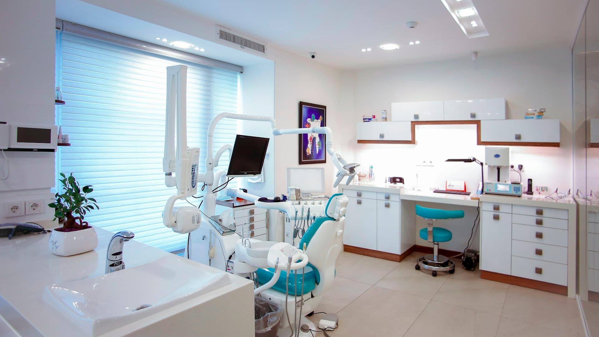Recepción moderna de Sonrisa Nova - Clínica dental en Granada